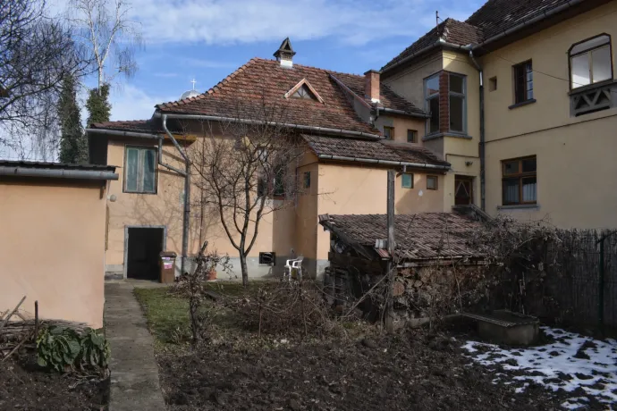 A Böhm-villa mögötti rész, ami Szabóékhoz tartozik, illetve hátul a Raffai szerint több évtizede ott álló építmények, amik "30 éves" koruk ellenére eléggé frissnek tűnnek – Fotó: Tőkés Hunor / Transtelex