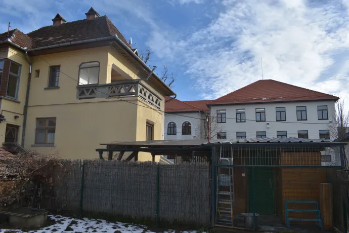 A Böhm-villa mögötti rész, ami Szabóékhoz tartozik, illetve hátul a Raffai szerint több évtizede ott álló építmények, amik "30 éves" koruk ellenére eléggé frissnek tűnnek – Fotó: Tőkés Hunor / Transtelex