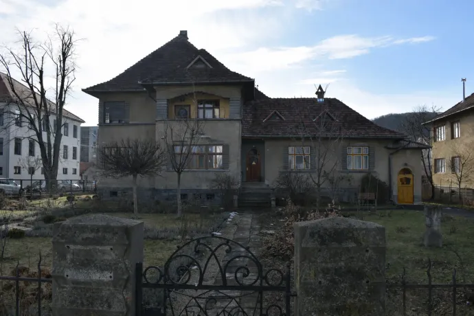 A Böhm-villával szemközti ortodox templom és az igényesen kialakított épület Bányai János utcai oldala, ahol a Tompa László Általános Iskola is áll – Fotó: Tőkés Hunor / Transtelex