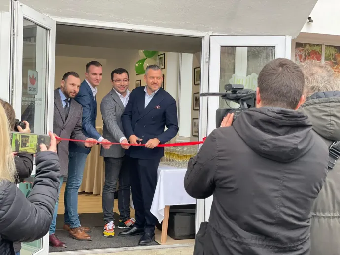 Raffai László politikai tevékenységét forrásaink szerint nem igazán ismerik az emberek, az főleg a beavatottak számára ismert, Facebook-oldalán azonban sorra osztja meg azokat a bejegyzéseket, amelyeken ő is feltűnik a legfontosabb, legismertebb székelyudvarhelyi politikusok körében. A felső képen Antal Lóránt szenátor mellett áll (balról a harmadik), az alsó csoportképen pedig előtte (az első sorban szintén balról a harmadik) – Forrás: Antal Lóránt Facebook-oldala