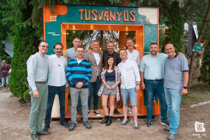 Raffai László politikai tevékenységét forrásaink szerint nem igazán ismerik az emberek, az főleg a beavatottak számára ismert, Facebook-oldalán azonban sorra osztja meg azokat a bejegyzéseket, amelyeken ő is feltűnik a legfontosabb, legismertebb székelyudvarhelyi politikusok körében. A felső képen Antal Lóránt szenátor mellett áll (balról a harmadik), az alsó csoportképen pedig előtte (az első sorban szintén balról a harmadik) – Forrás: Antal Lóránt Facebook-oldala