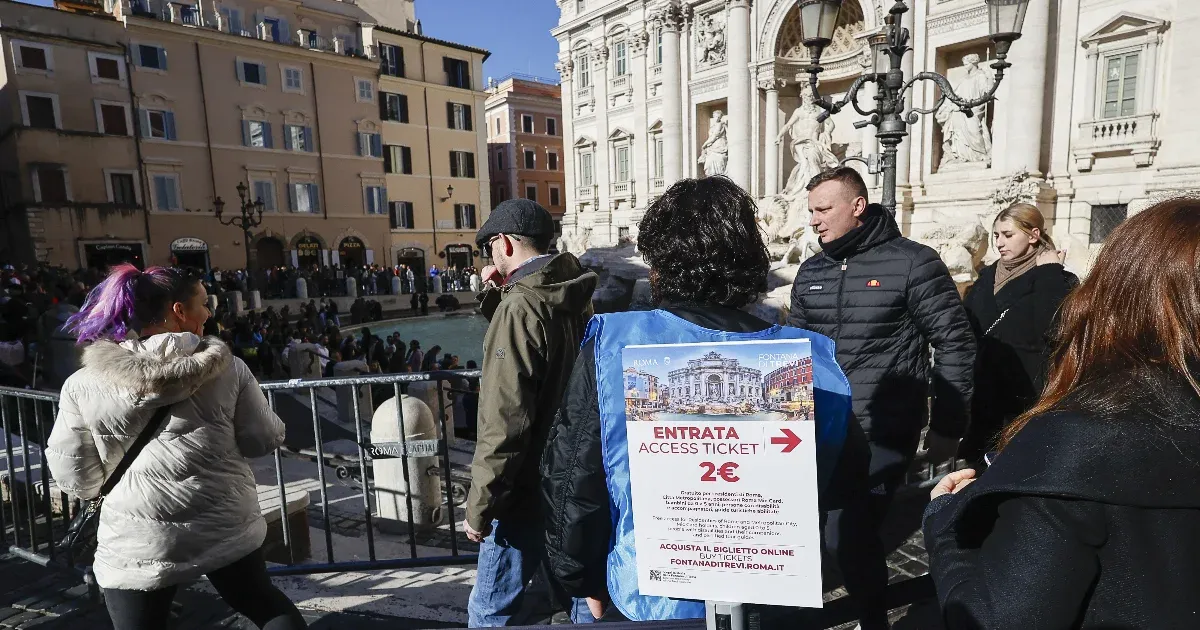 Fizetős lett a Trevi-kút, morgolódtak a turisták, hatmillió euró bevételt remél tőle Róma
