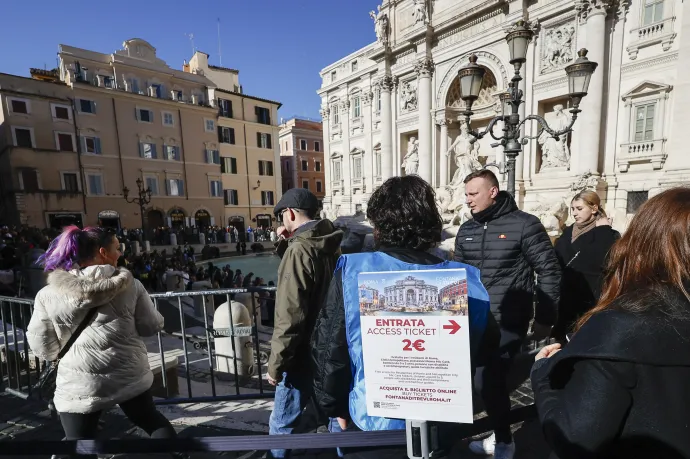 Fizetős lett a Trevi-kút, morgolódtak a turisták, hatmillió euró bevételt remél tőle Róma