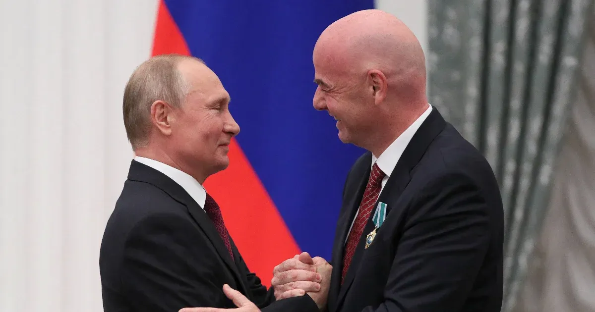 A FIFA elnöke sürgeti az orosz csapatok visszatérését a fociba