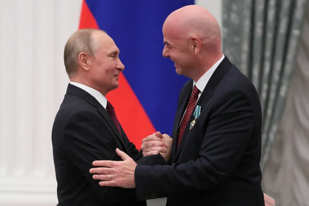 A FIFA elnöke sürgeti az orosz csapatok visszatérését a fociba