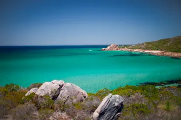 Négy órát úszott a viharos tengerben a 13 éves fiú, hogy megmentse az anyját és a testvéreit