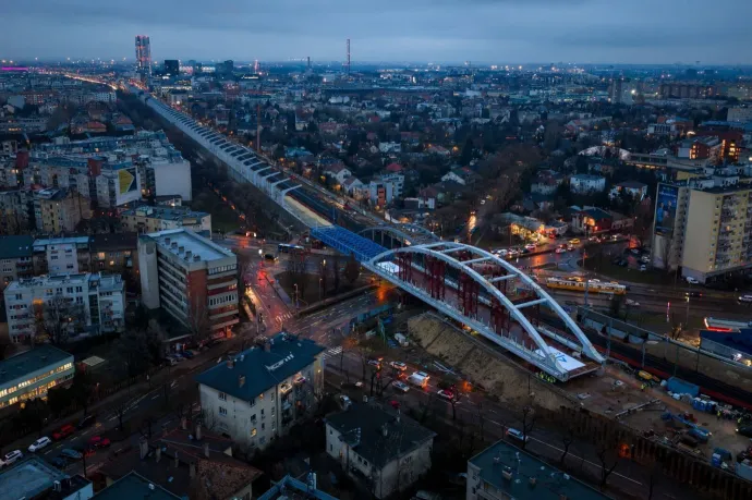 1400 tonnás vasúti acélhidat tolnak a helyére a Bartók Béla úton