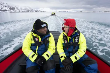 Orosz ortodox pap és kínai gránitoroszlánok: Norvégia úgy érzi, tesztelik a jégbe fagyott nemzetközi átjáróházban