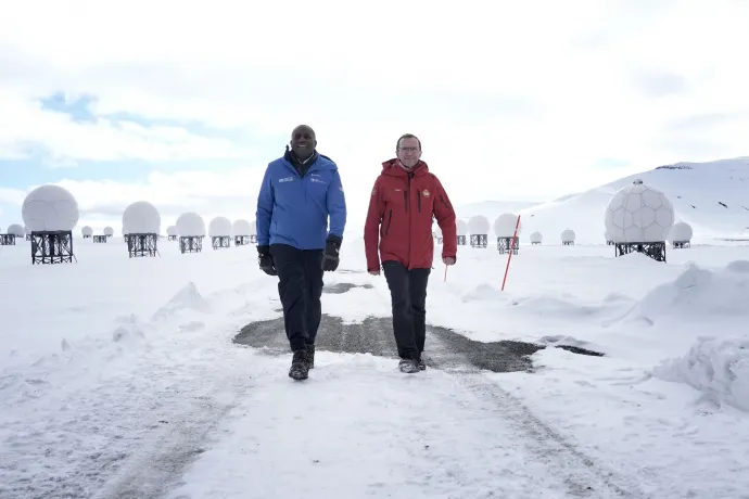 Orosz ortodox pap és kínai gránitoroszlánok: Norvégia úgy érzi, tesztelik a jégbe fagyott nemzetközi átjáróházban