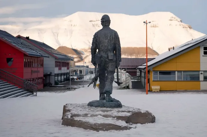 Bányászszobor Svalbard székhelyén, Longyearbyenben, háttérben a Hiorthfjellet hegy – Fotó: Sebastian Kahnert / picture alliance / Getty Images