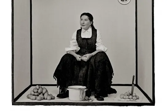 Abodi Dóra készítette Marina Abramović kalotaszegi gyászviseletből inspirálódó ruháját