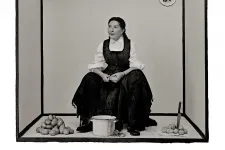 Abodi Dóra készítette Marina Abramović kalotaszegi gyászviseletből inspirálódó ruháját