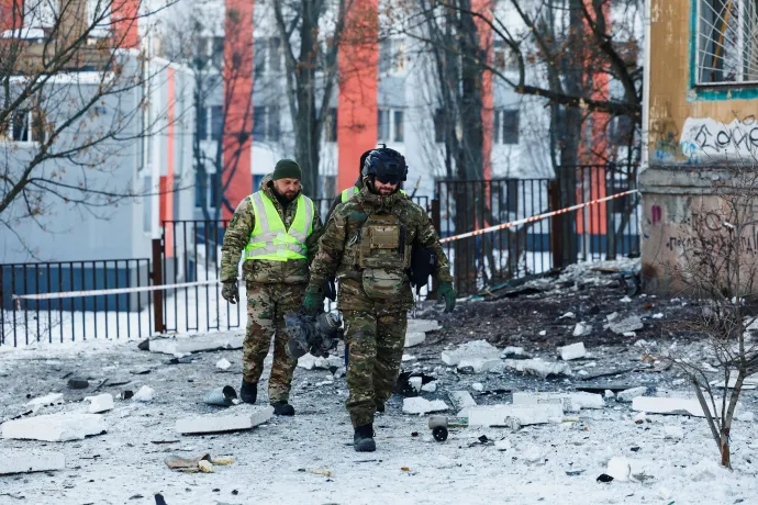 Rendőrök egy orosz drón maradványaival 2026. február 3-án az éjjeli dróntámadást követően Kijevben – Fotó: Valentyn Ogirenko / Reuters