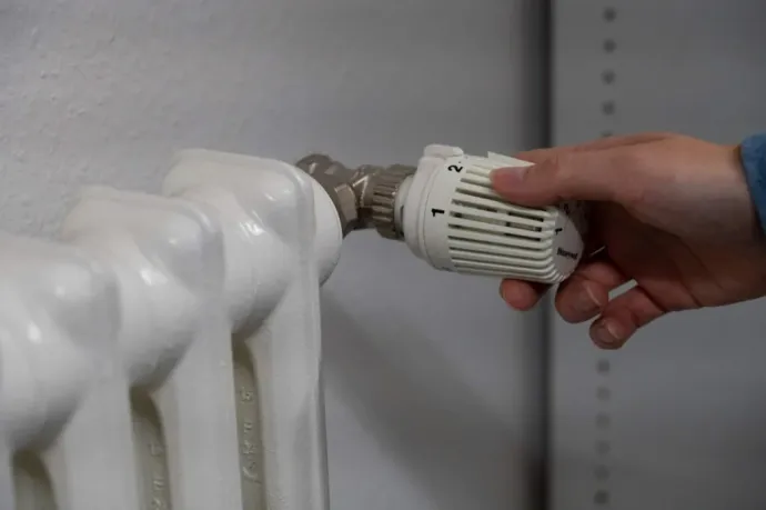 Több ezer lakás maradt fűtés és meleg víz nélkül Gorj megyében a távhőszolgáltató tartozásai miatt