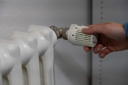 Több ezer lakás maradt fűtés és meleg víz nélkül Gorj megyében a távhőszolgáltató tartozásai miatt