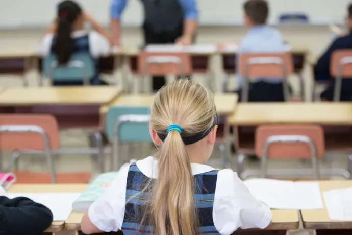 Vádat emeltek a tanár ellen, aki tolakodó érintéseivel zaklatta egy katolikus iskolában a diáklányokat