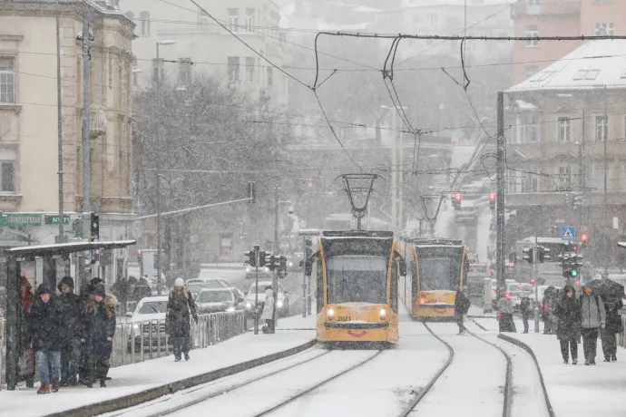 Rendületlenül havazik Budapesten, több járaton már kifogott az időjárás