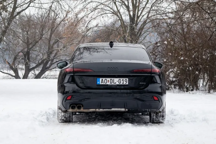 Nem kötelező megrendelni hozzá, de ha már ilyen autót vennék, nem elrejteni akarnám az Audi-logót. Valódi kipufogóvégek, csúnya hátsó lámpa – Fotó: Macsuga János / Telex