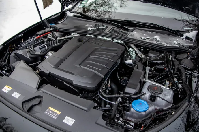 Alapmotoros prémiumautóknál mindig megdöbbentő látni, hogy még mennyi hely van a motortérben. Így van ez a 40 TDI-nél is, ami egy kétliteres, 204 lóerős dízel. Túl sok a zongoralakk és a képernyő, túl kevés a króm és úgy az egész összhatás kevés egy Auditól – Fotó: Macsuga János / Telex