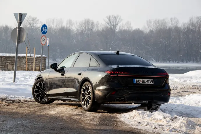 Szépen ívelt tetővonal, klasszikus limuzinarányok – Fotó: Macsuga János / Telex