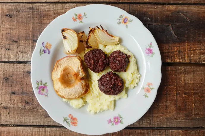 Ég és föld találkozása véres hurka segítségével