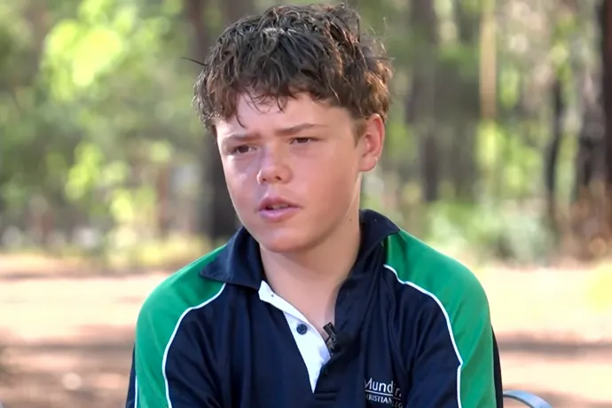 Négy órát úszott a viharos tengerben a 13 éves fiú, hogy megmentse az anyját és a testvéreit