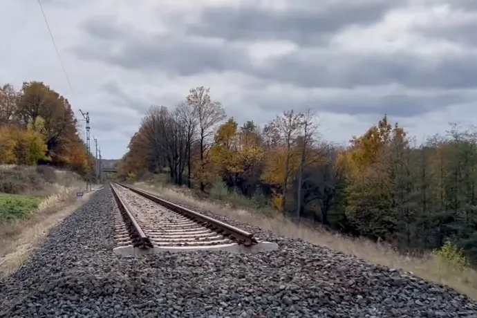 Egy év után megkezdődik a Veszprém és Ajka között lezárt 150 méteres vasúti szakasz felújítása