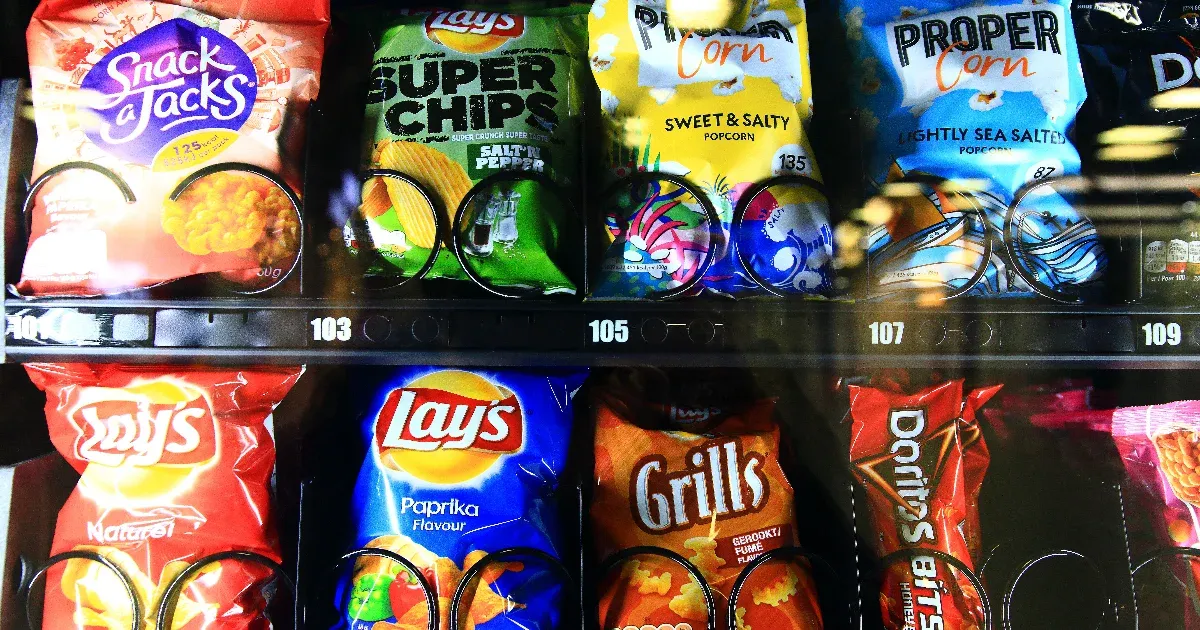 Egy friss kutatás szerint az ultrafeldolgozott élelmiszereket ugyanúgy kéne szabályozni, mint a dohányzást