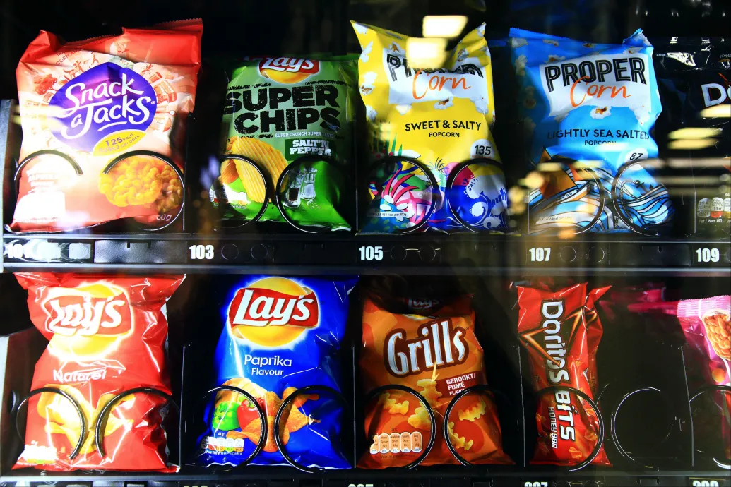 Egy friss kutatás szerint az ultrafeldolgozott élelmiszereket ugyanúgy kéne szabályozni, mint a dohányzást