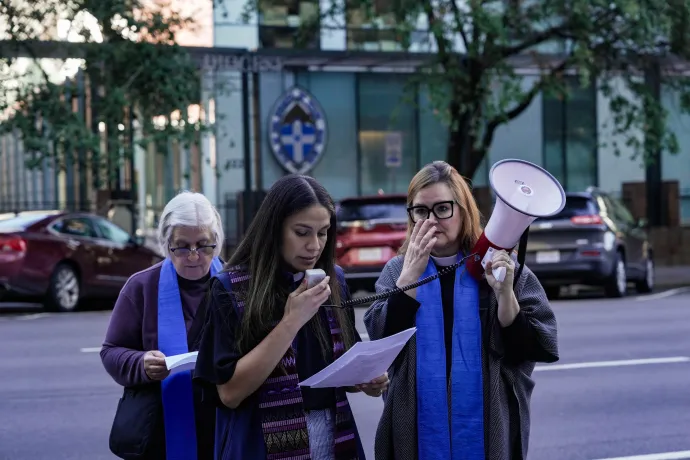 Madre Luz Cabrera Montes (k) és Hannah E. Atkins Romero (j) tiszteletes beszédet mond egy, az ICE houstoni fogva tartási létesítménye előtt tartott virrasztáson, 2025. december 10-én. A megmozdulást az episzkopális egyház több mint tucatnyi temploma és a közösség tagjai szervezték – Fotó: Raquel Natalicchio / Houston Chronicle / Getty Images