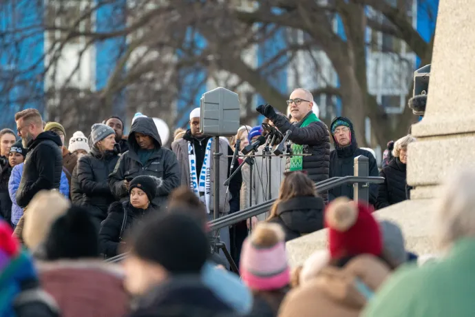 Craig Loya, a minnesotai episzkopális egyház püspöke beszédet tart az ICE egyik ügynöke által meggyilkolt Renée Good emlékére tartott békés tüntetésen, a minnesotai St. Paulban, 2026. január 9-én – Fotó: Annalise Kaylor / NurPhoto / Getty Images / AFP