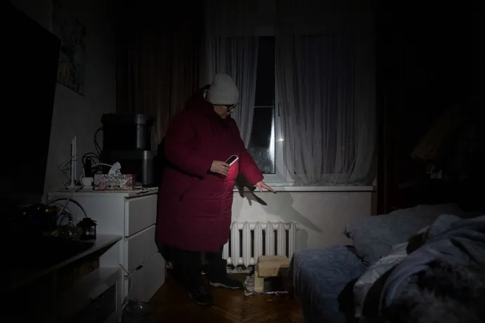 Viktória nagykabátban, áram és fűtés nélkül maradt otthonában Kijev Trojescsina városrészében 2026. január 22-én – Fotó: Ajpek Orsi / Telex