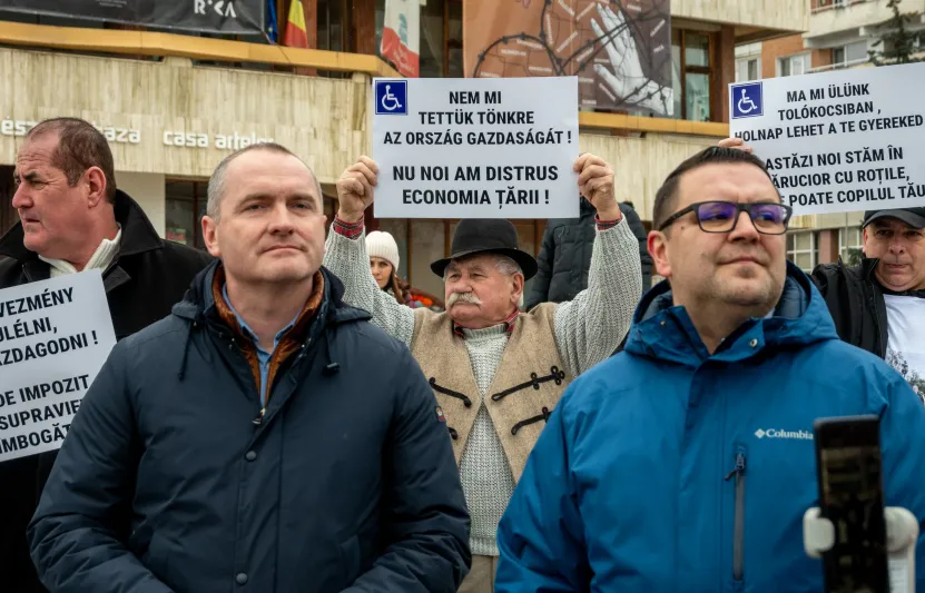 Adóemelések elleni tüntetésnek indult, RMDSZ-ellenes tiltakozás lett belőle: mi zajlik Székelyföldön?