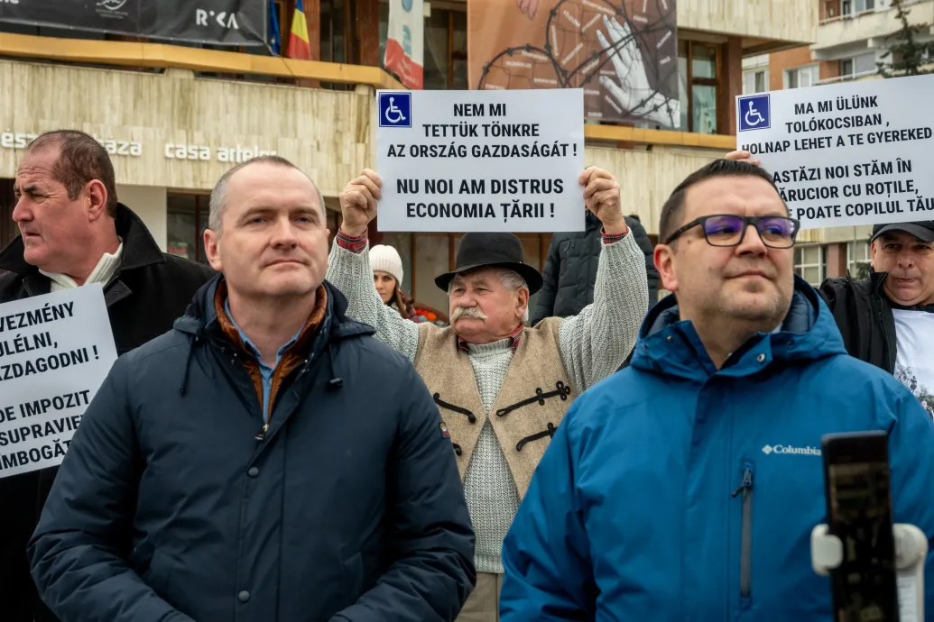 Adóemelések elleni tüntetésnek indult, RMDSZ-ellenes tiltakozás lett belőle: mi zajlik Székelyföldön?