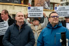 Adóemelések elleni tüntetésnek indult, RMDSZ-ellenes tiltakozás lett belőle: mi zajlik Székelyföldön?