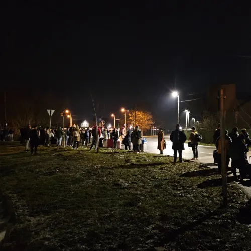 Fa dőlt a felsővezetékre Komáromnál, egy Railjet és egy tehervonat áramszedője és megsérült Kép