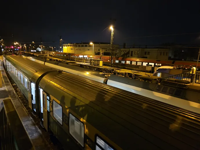 Vonatok várakoznak a komáromi vasútállomáson 2026. január 3-án – Fotó: Olvasónk / Telex