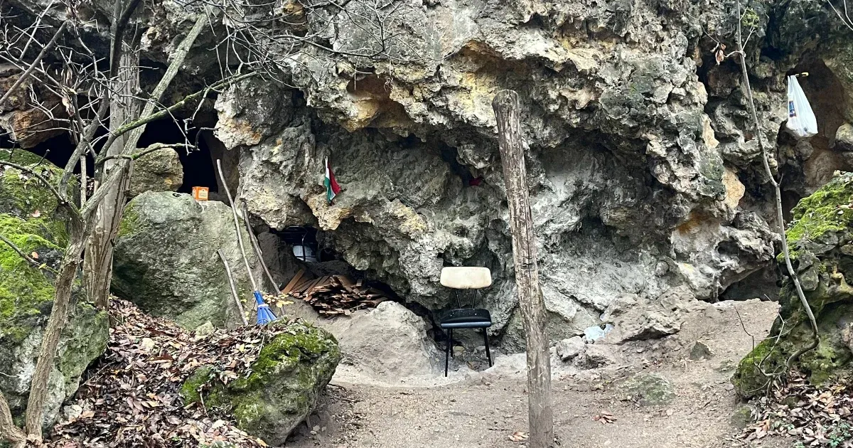 30 évig barlangban élt, most önkormányzati bérlakásba költözhetett