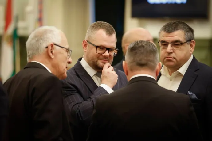 Nem oszlatta fel magát a győri Fidesz-frakció, ami feljelentésekkel, fegyelmivel vág vissza az ellenzéki polgármesternek
