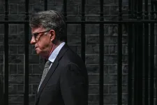 Nyomozást indítottak az Epstein-iratok miatt lemondott brit munkáspárti politikus ellen