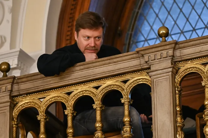 A vádlott hozzátartozói és Martin Schirdewan, a Baloldal az Európai Parlamentben nevű európai parlamenti frakció német társelnöke az ítélethirdetésen – Fotó: Alföldi Dániel István / Telex