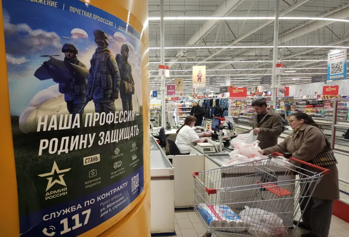 Katonai toborzóplakát egy moszkvai Auchan szupermarketben, 2025. december 6-án – Fotó: Contributor / Getty Images