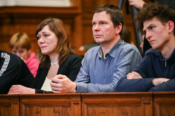 A vádlott hozzátartozói és Martin Schirdewan, a Baloldal az Európai Parlamentben nevű európai parlamenti frakció német társelnöke az ítélethirdetésen – Fotó: Alföldi Dániel István / Telex