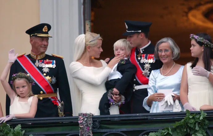 Haakon herceg és Mette-Marit hercegné, kezében Mariusszal, az esküvőn 2001-ben – Fotó: Mark Cuthbert / UK Press / Getty Images