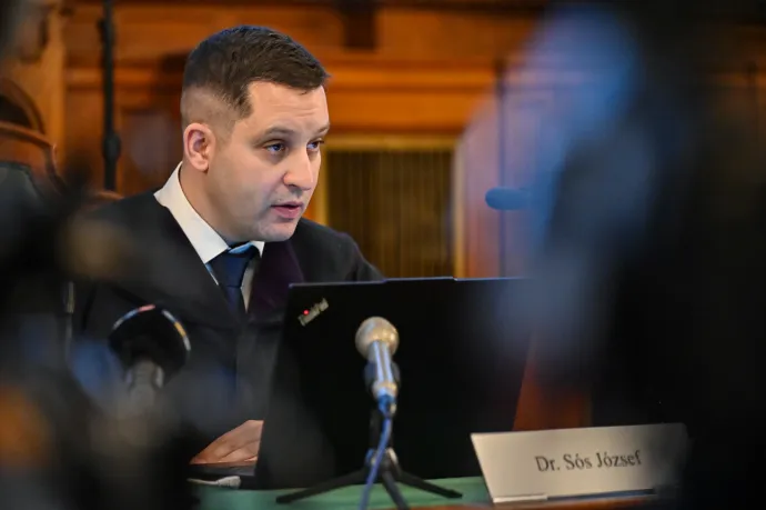Dr. Sós József ismerteti az ítéletet – Fotó: Alföldi Dániel István / Telex