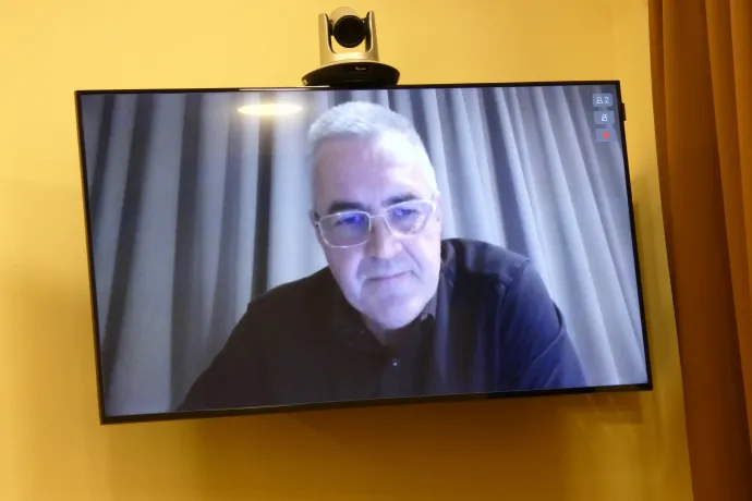 A. Alexandert távmeghallgatással kapcsolták a terembe – Fotó: Laczó Balázs/ Telex