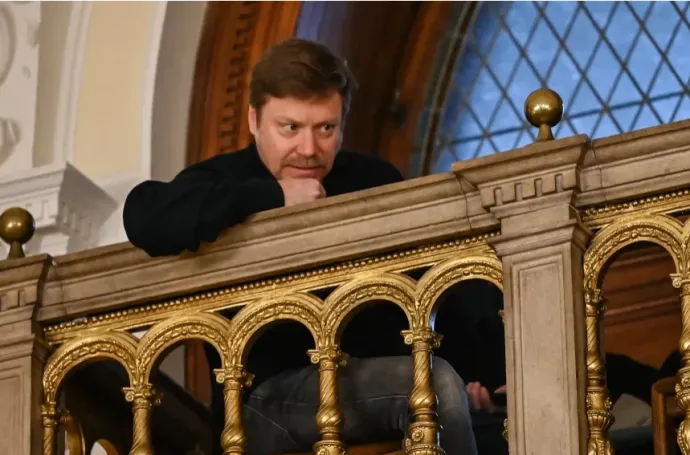 The defendant's relatives and Martin Schirdewan, German co-chair of the Left in the European Parliament political group, at the sentencing hearing – Photo: Dániel István Alföldi / Telex