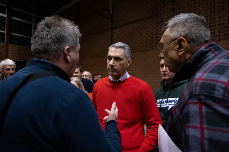 21 Kutatóközpont: A magyarok 55 százaléka szerint le kellene mondania Lázár Jánosnak a vécépucolós kijelentése után