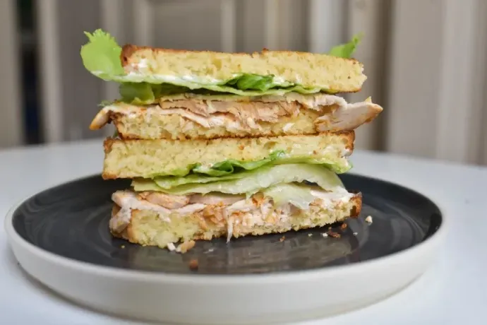 Házi kenyér, házi pulykasonka – Fotó: Ács Bori / Telex