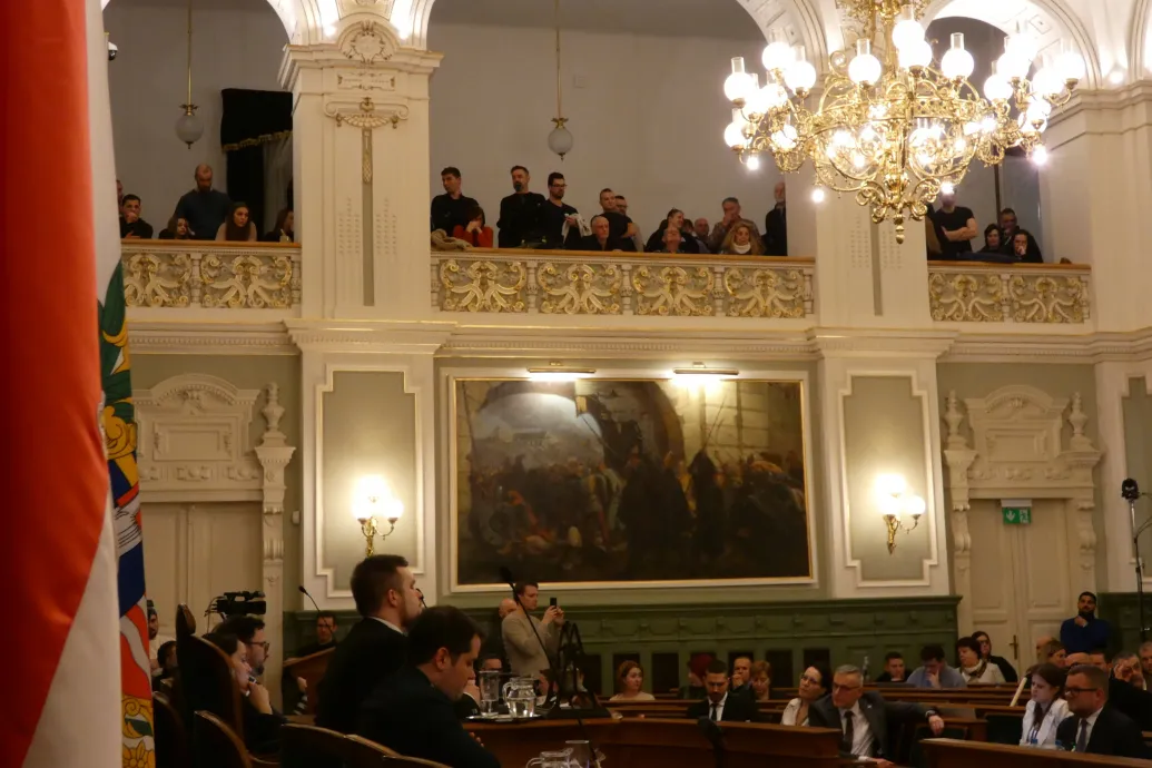 Nem oszlatta fel magát a győri Fidesz-frakció, ami feljelentésekkel, fegyelmivel vág vissza az ellenzéki polgármesternek